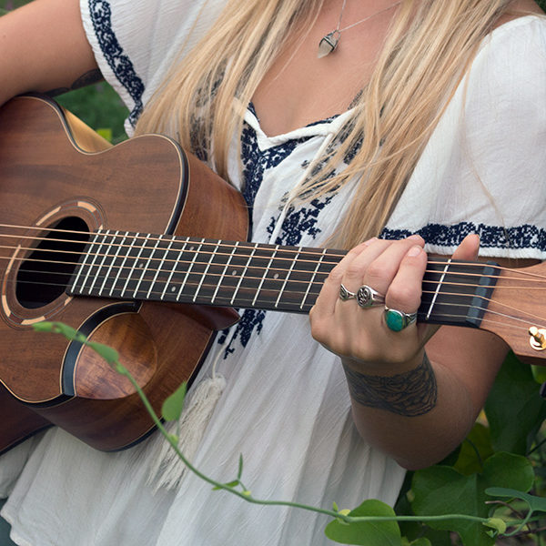 artist playing the WCGM55K COMFORT G-MINI 55 KOA