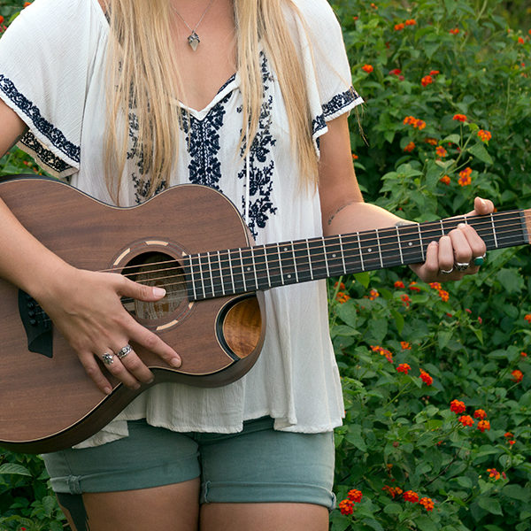 artist playing the WCGM55K COMFORT G-MINI 55 KOA