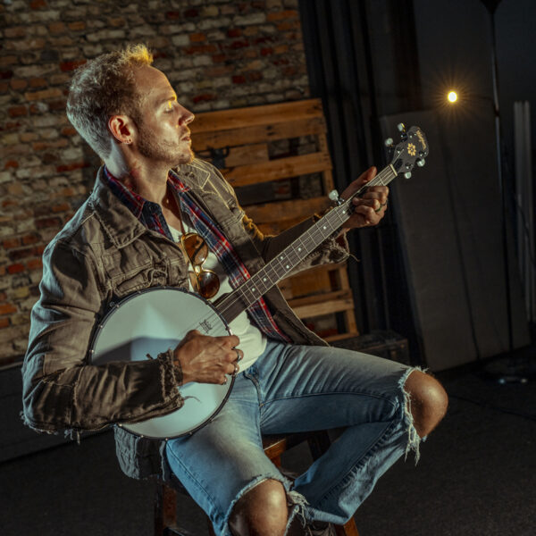 image of a man playing a Washburn B7 Banjo