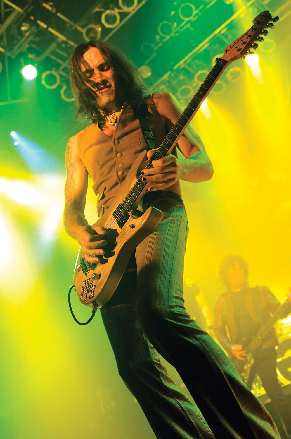 Nuno Bettencourt on stage with N4 guitar